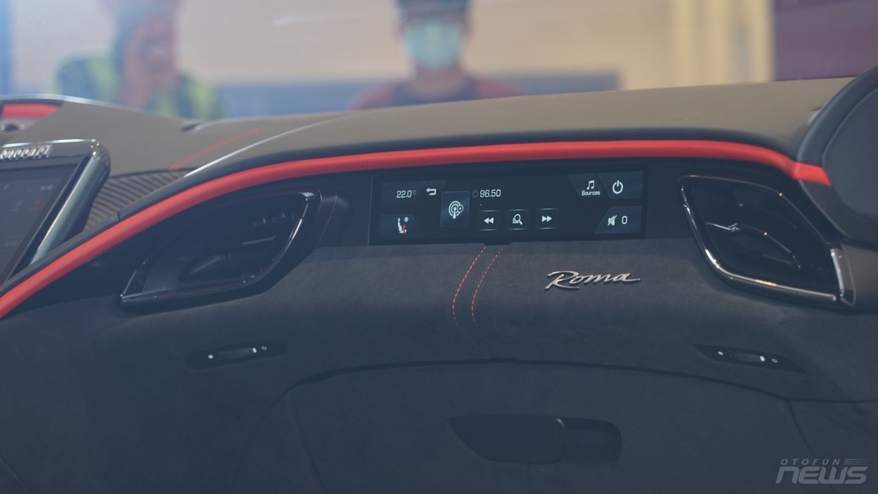Cận cảnh Ferrari Roma giá hơn 21 tỷ đồng tại Việt Nam Cận cảnh Ferrari Roma giá hơn 21 tỷ đồng tại Việt Nam