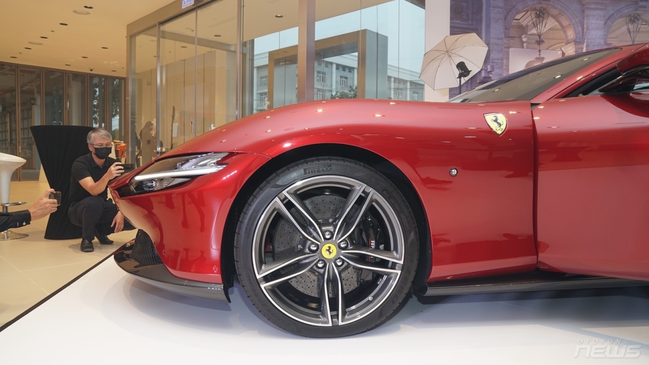 Cận cảnh Ferrari Roma giá hơn 21 tỷ đồng tại Việt Nam Cận cảnh Ferrari Roma giá hơn 21 tỷ đồng tại Việt Nam