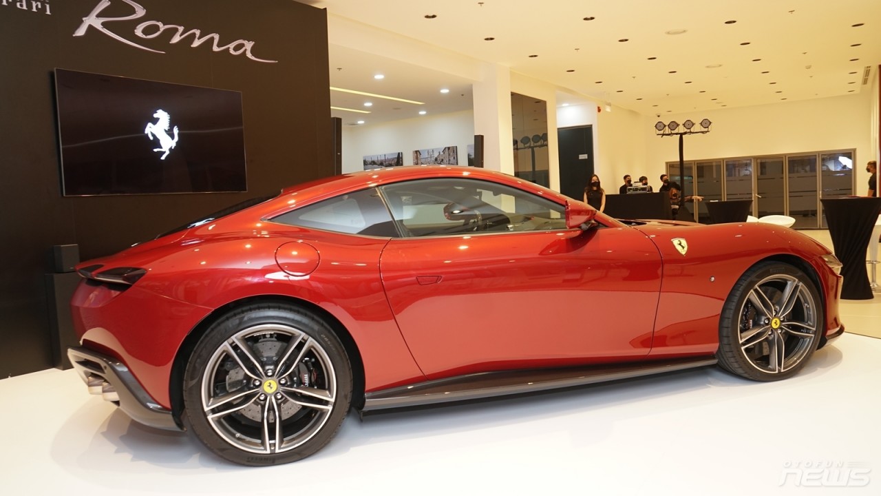 Cận cảnh Ferrari Roma giá hơn 21 tỷ đồng tại Việt Nam Cận cảnh Ferrari Roma giá hơn 21 tỷ đồng tại Việt Nam