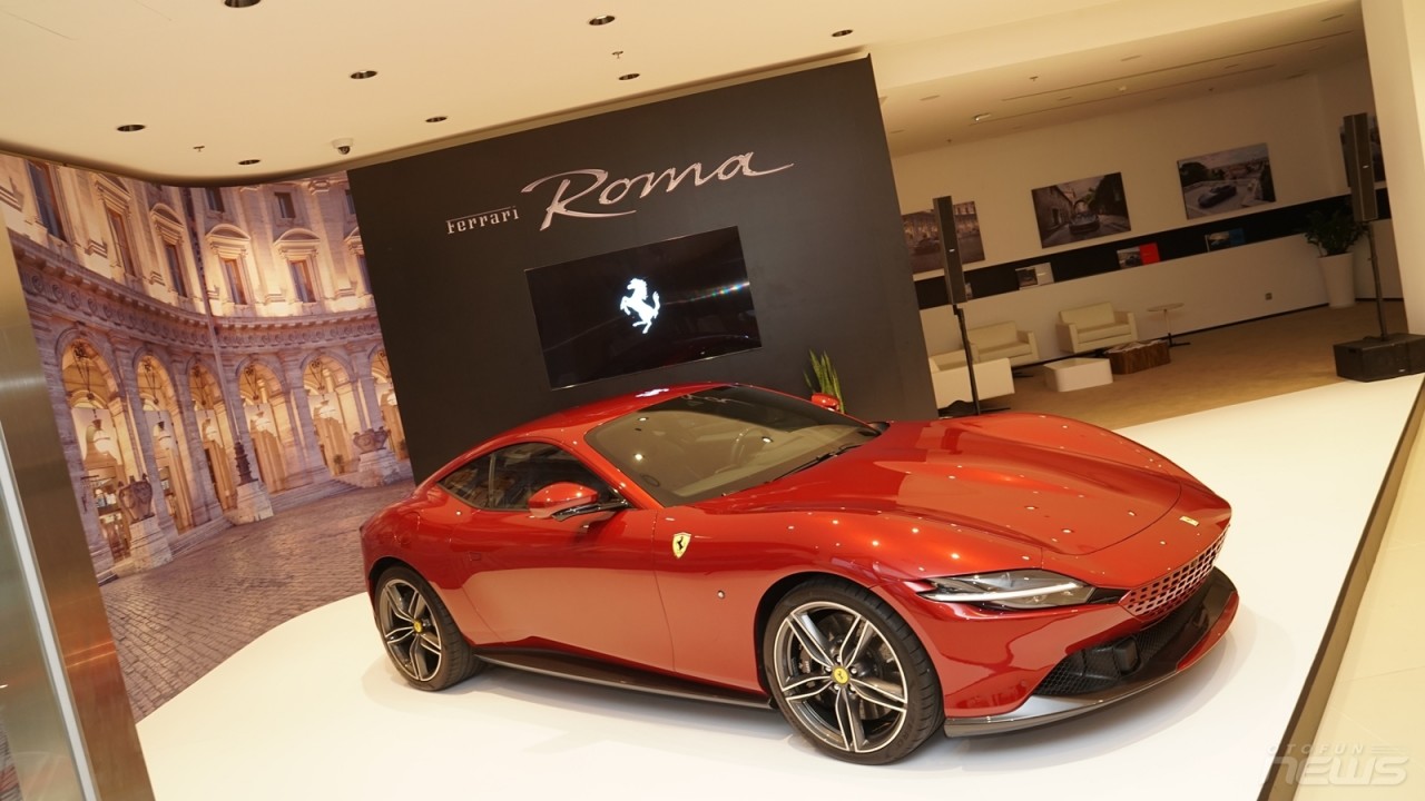 Cận cảnh Ferrari Roma giá hơn 21 tỷ đồng tại Việt Nam Cận cảnh Ferrari Roma giá hơn 21 tỷ đồng tại Việt Nam