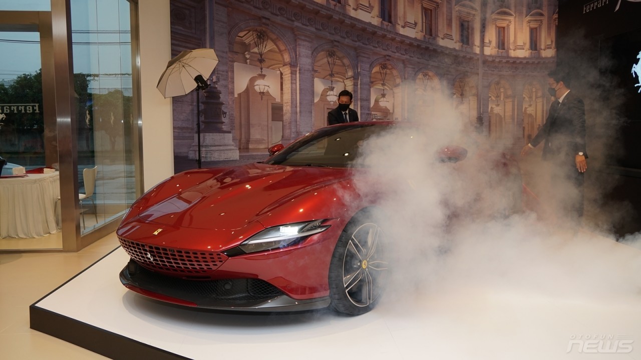 Cận cảnh Ferrari Roma giá hơn 21 tỷ đồng tại Việt Nam Cận cảnh Ferrari Roma giá hơn 21 tỷ đồng tại Việt Nam