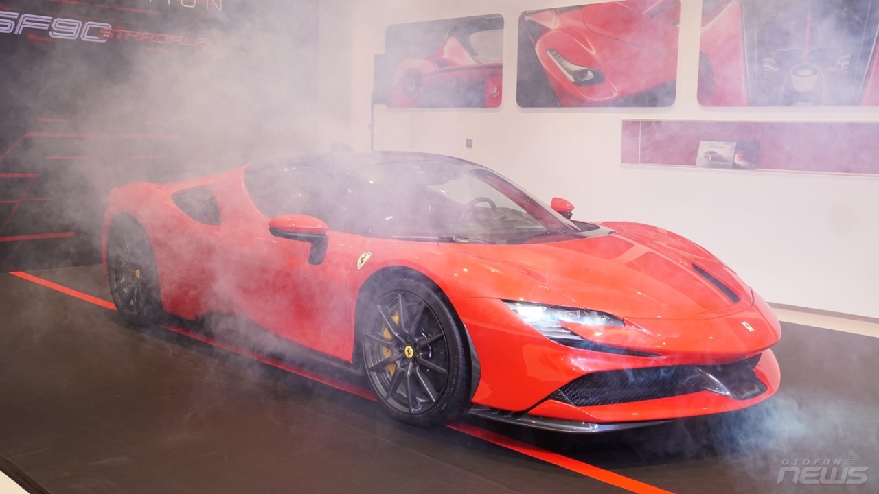 Cận cảnh SF90 Stradale siêu xe mạnh của Ferrari tại Việt Nam Cận cảnh SF90 Stradale siêu xe mạnh của Ferrari tại Việt Nam
