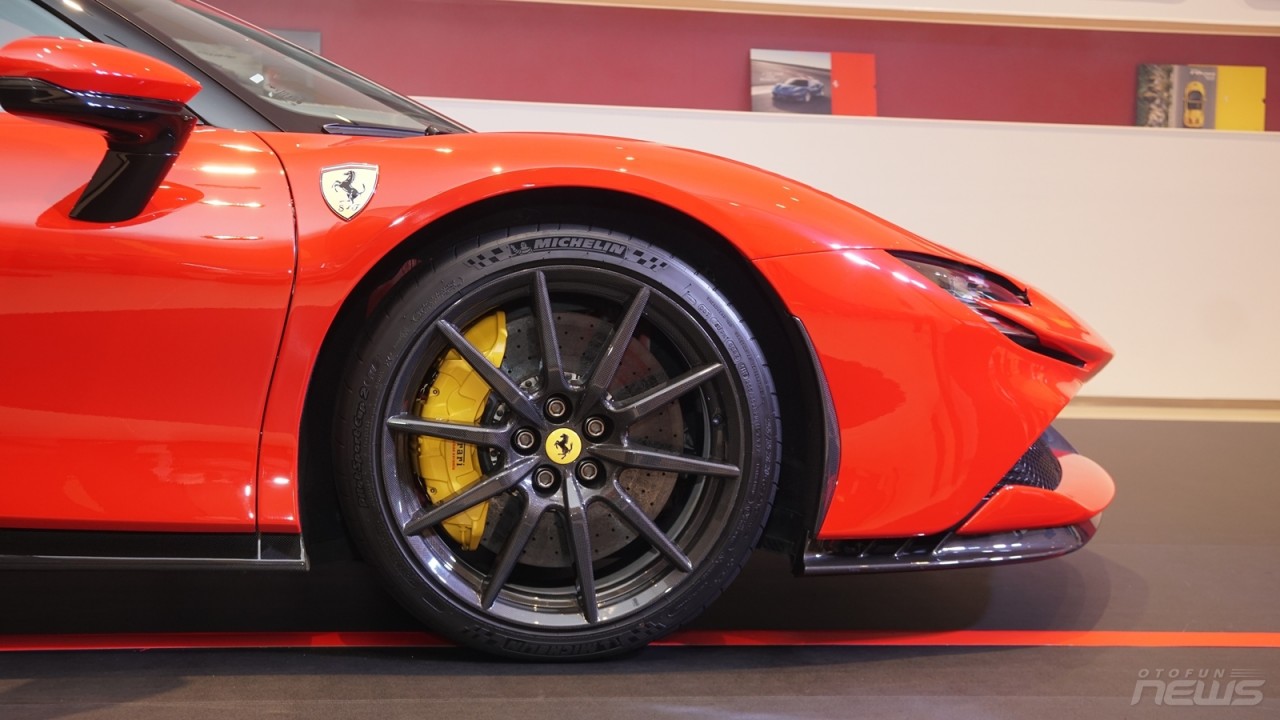Cận cảnh SF90 Stradale siêu xe mạnh của Ferrari tại Việt Nam Cận cảnh SF90 Stradale siêu xe mạnh của Ferrari tại Việt Nam