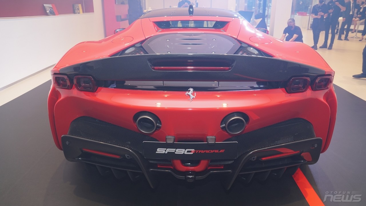 Cận cảnh SF90 Stradale siêu xe mạnh của Ferrari tại Việt Nam Cận cảnh SF90 Stradale siêu xe mạnh của Ferrari tại Việt Nam