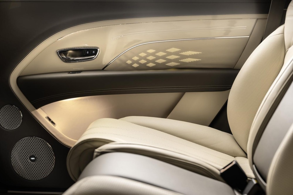 Bentley Bentayga EWB ra mắt với khoang nội thất rộng nhất phân khúc Bentley Bentayga EWB ra mắt với khoang nội thất rộng nhất phân khúc