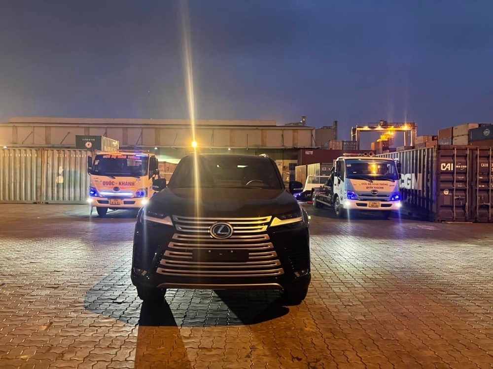 Cặp đôi Lexus LX600 Ultra Luxury cập bến Việt Nam Cặp đôi Lexus LX600 Ultra Luxury cập bến Việt Nam
