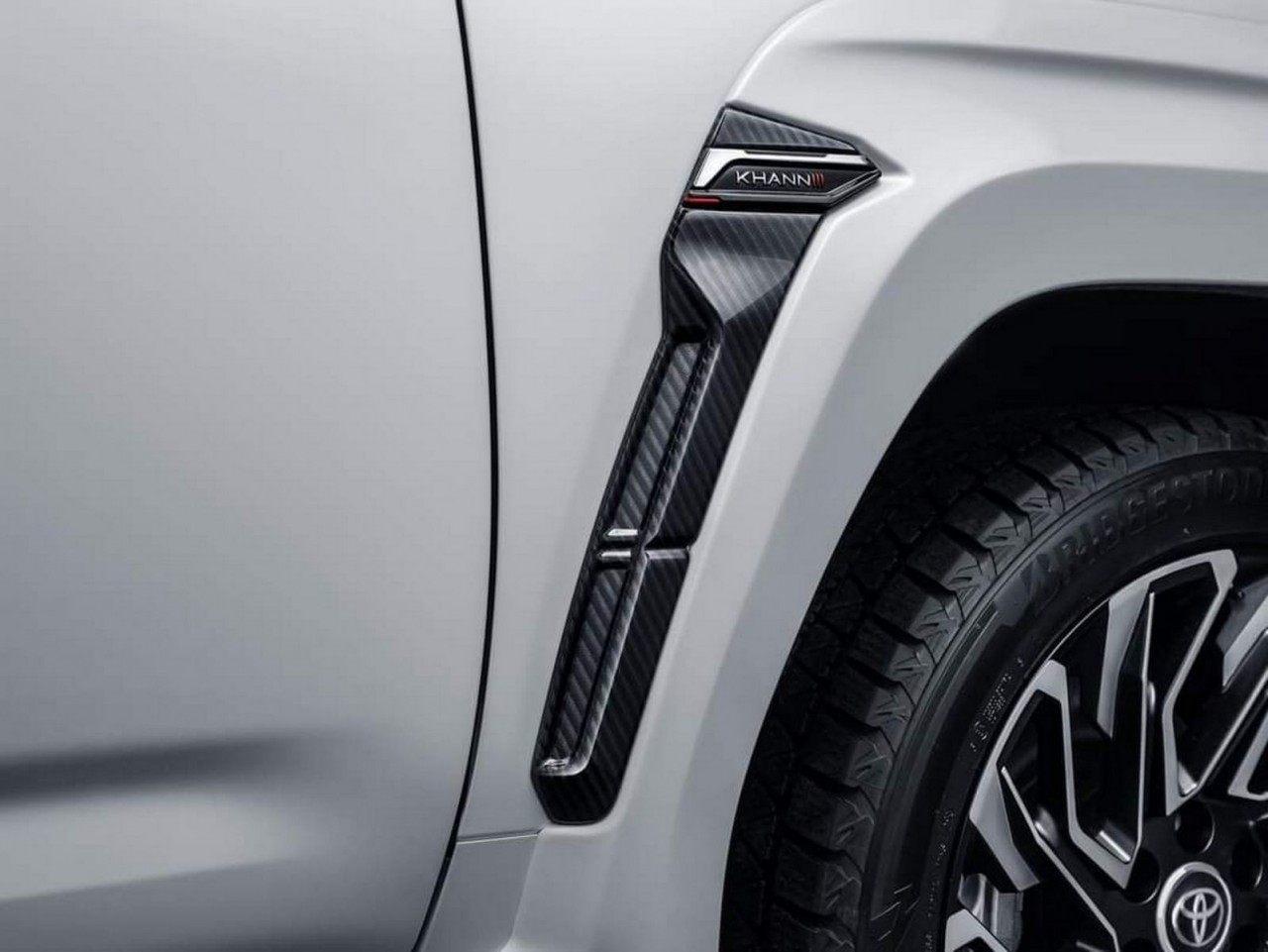 Toyota Land Cruiser 2022 độ thân rộng cực ngầu với các chi tiết bằng sợi carbon