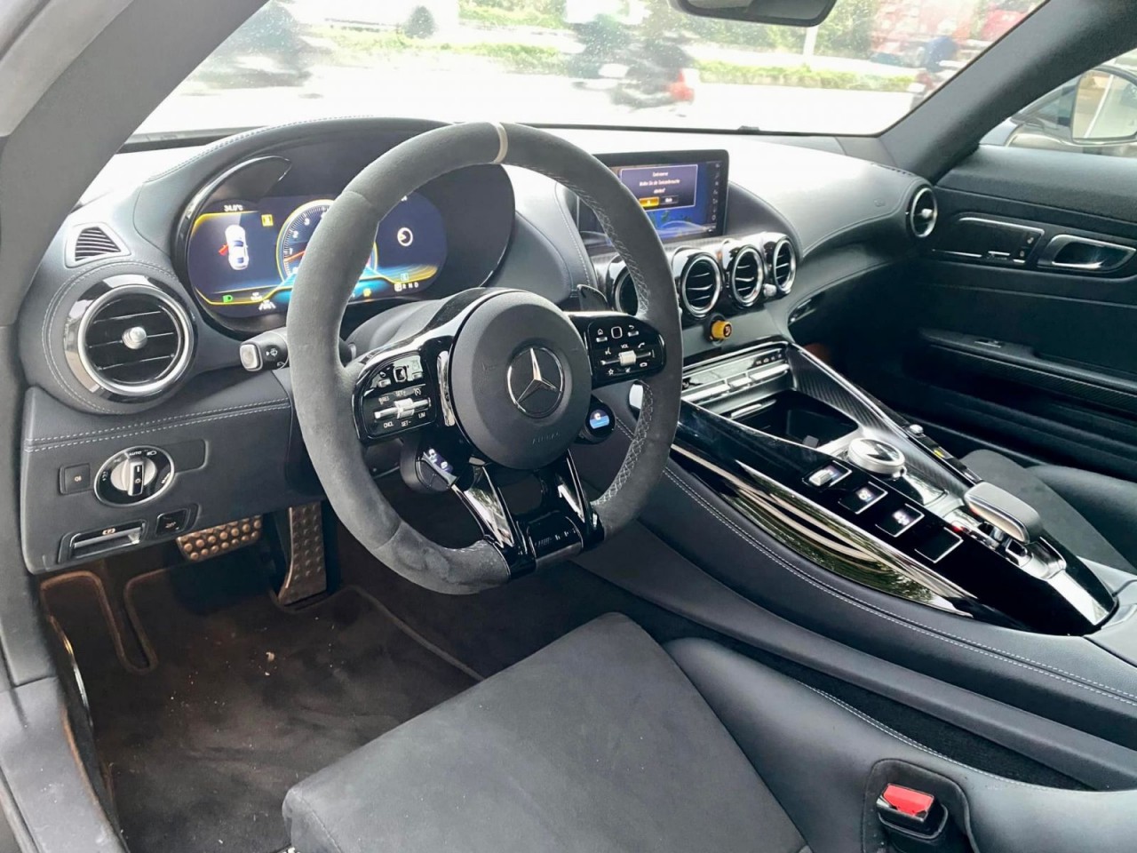 Cận cảnh Mercedes-AMG GT R Pro thứ 2 tại Việt Nam Cận cảnh Mercedes-AMG GT R Pro thứ 2 tại Việt Nam