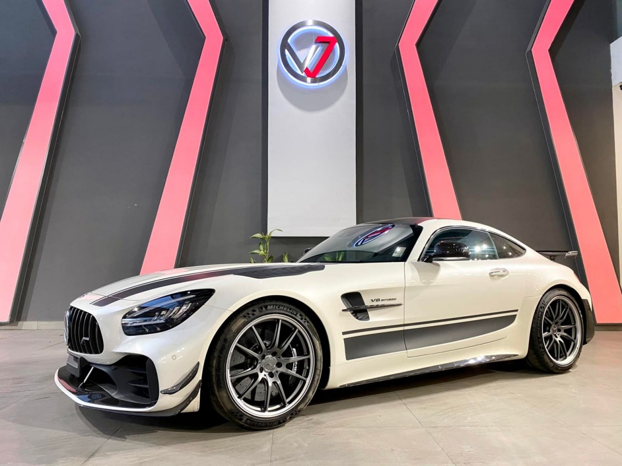 Cận cảnh Mercedes-AMG GT R Pro thứ 2 tại Việt Nam Cận cảnh Mercedes-AMG GT R Pro thứ 2 tại Việt Nam