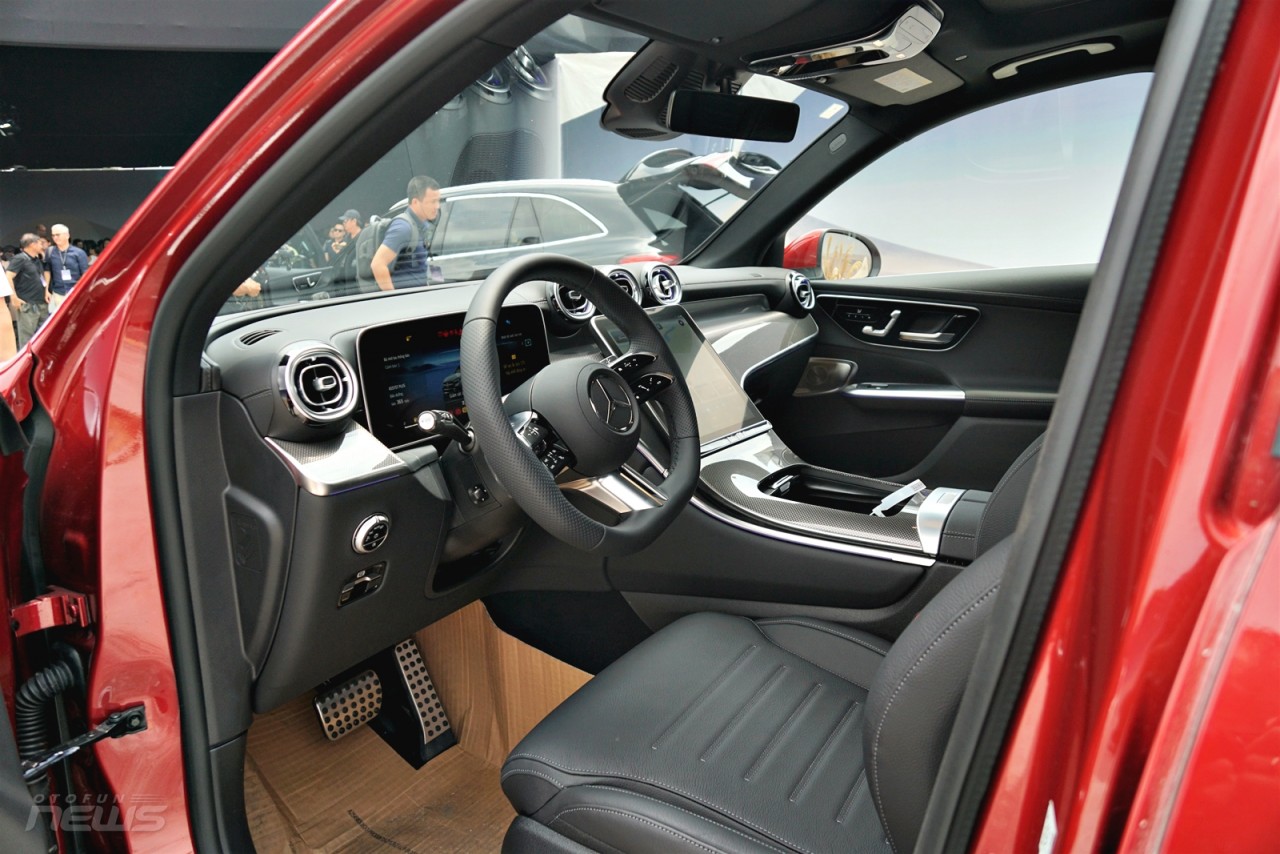Cận cảnh Mercedes-Benz GLC 300 4MATIC giá 2,8 tỷ đồng