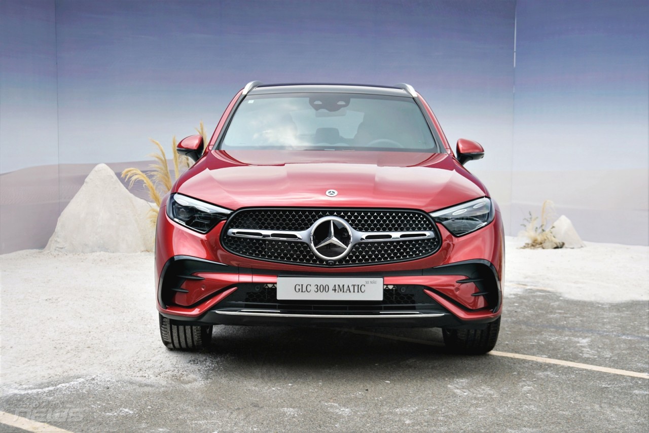 Cận cảnh Mercedes-Benz GLC 300 4MATIC giá 2,8 tỷ đồng