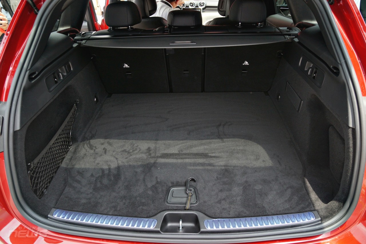 Cận cảnh Mercedes-Benz GLC 300 4MATIC giá 2,8 tỷ đồng