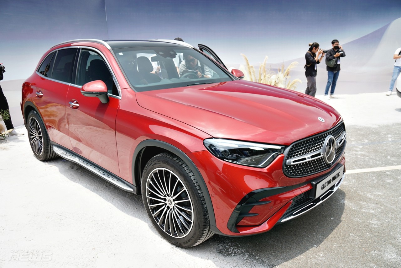 Cận cảnh Mercedes-Benz GLC 300 4MATIC giá 2,8 tỷ đồng
