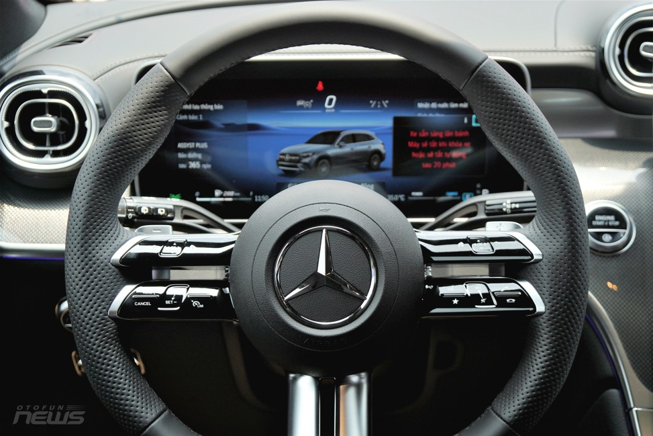 Cận cảnh Mercedes-Benz GLC 300 4MATIC giá 2,8 tỷ đồng