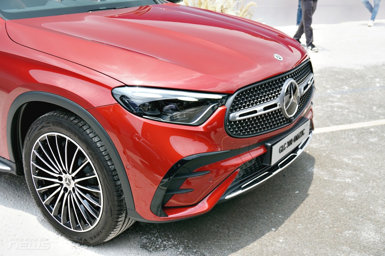 Cận cảnh Mercedes-Benz GLC 300 4MATIC giá 2,8 tỷ đồng