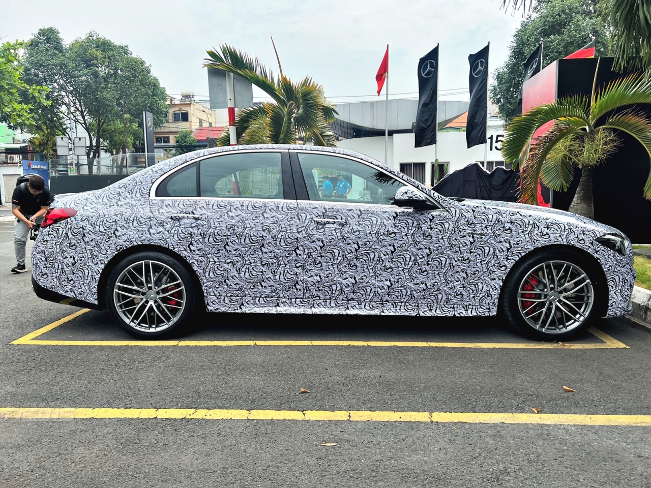 Cận cảnh xe hiệu năng cao Mercedes-AMG C43 4Matic đầu tiên lắp ráp tại Việt Nam