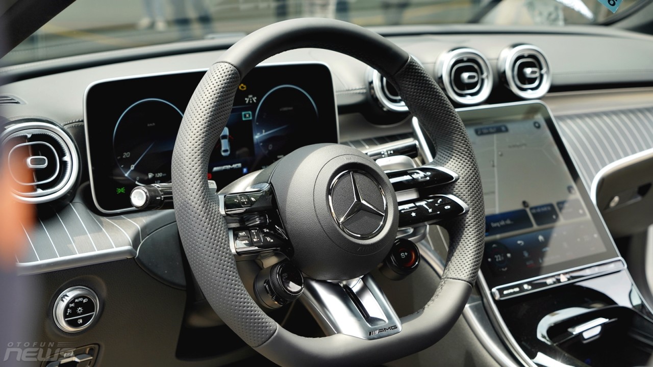 Cận cảnh xe hiệu năng cao Mercedes-AMG C43 4Matic đầu tiên lắp ráp tại Việt Nam