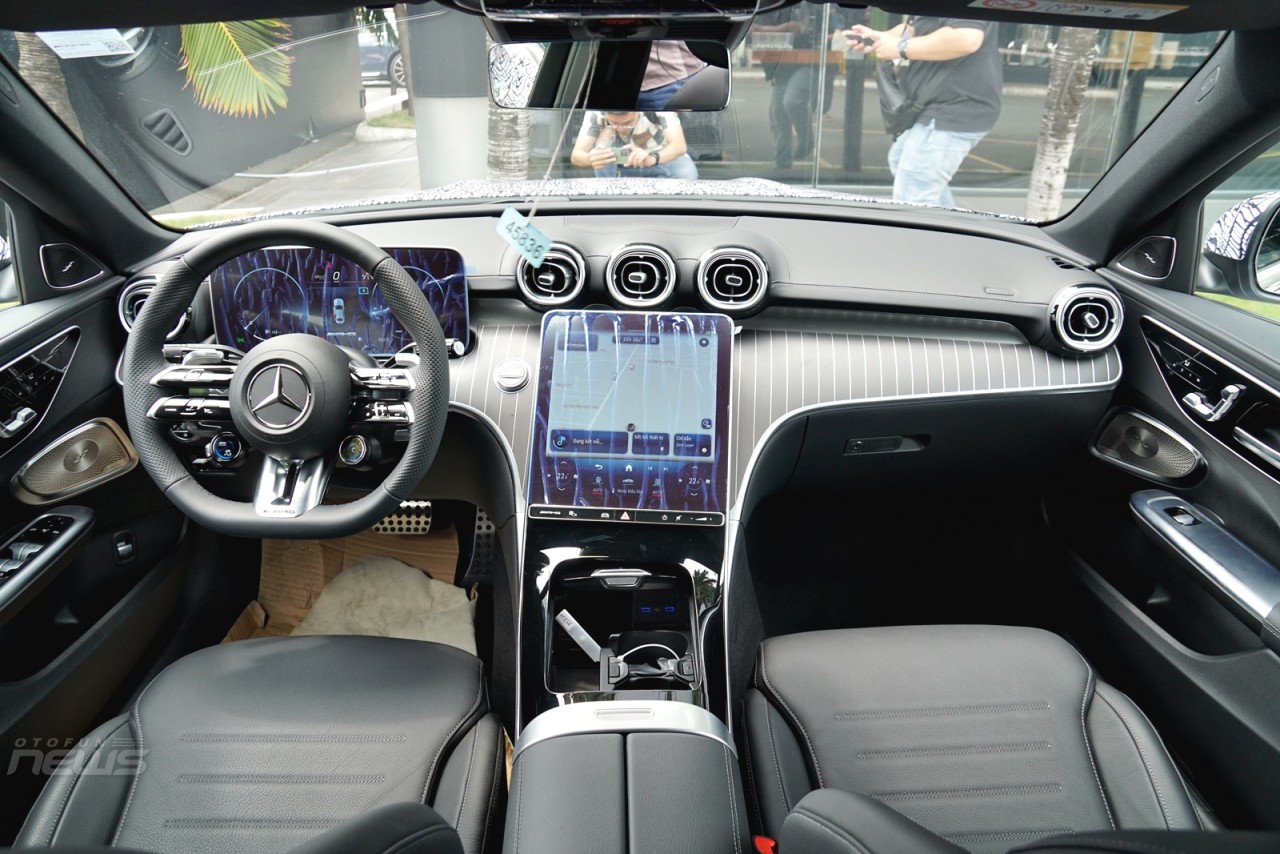 Cận cảnh xe hiệu năng cao Mercedes AMG C43 4Matic đầu tiên lắp ráp tại Việt Nam