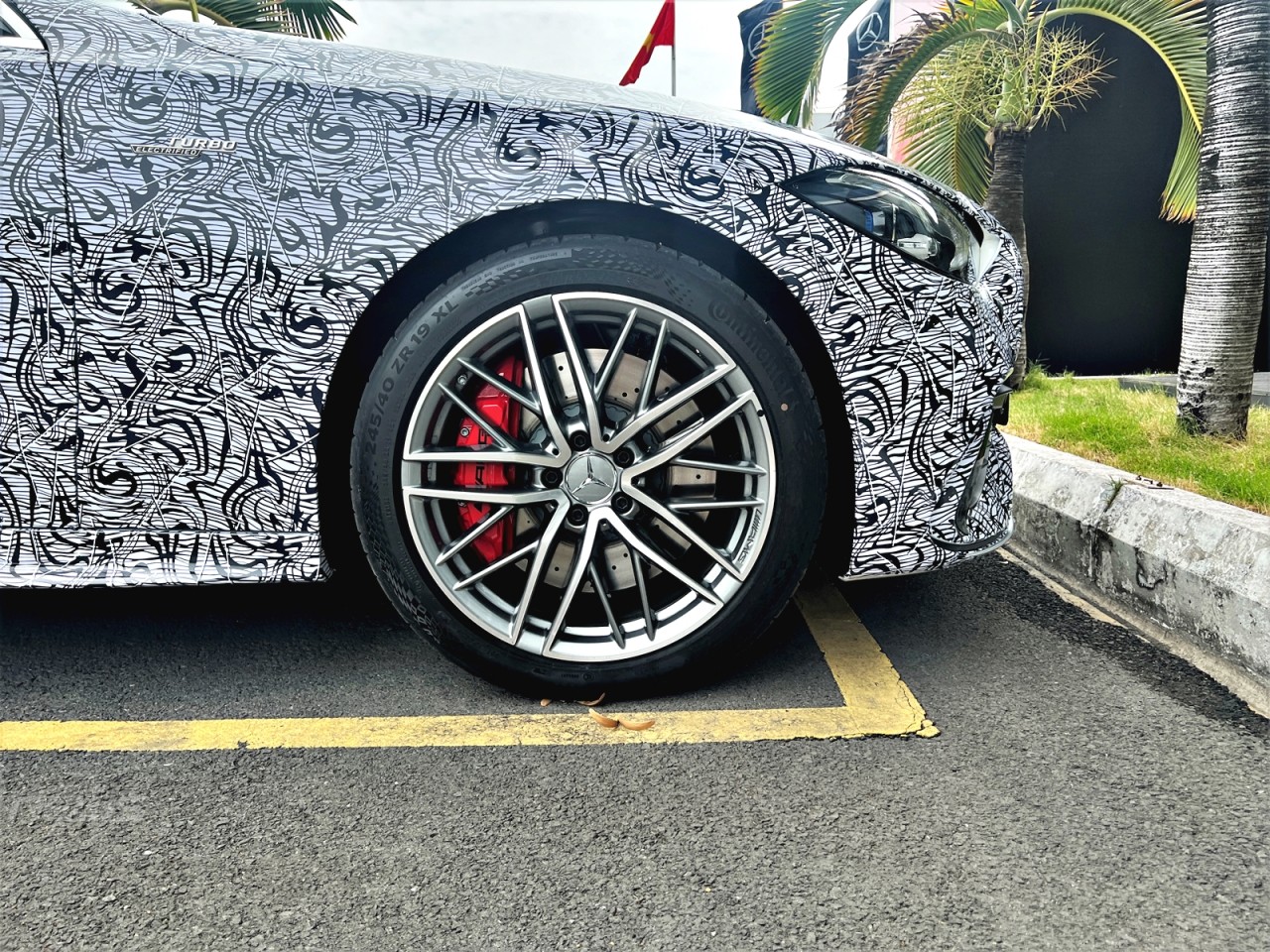 Cận cảnh xe hiệu năng cao Mercedes AMG C43 4Matic đầu tiên lắp ráp tại Việt Nam