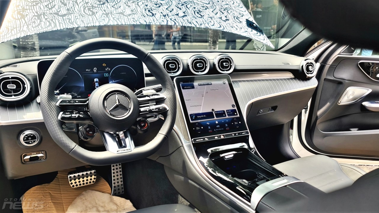 Cận cảnh xe hiệu năng cao Mercedes-AMG C43 4Matic đầu tiên lắp ráp tại Việt Nam