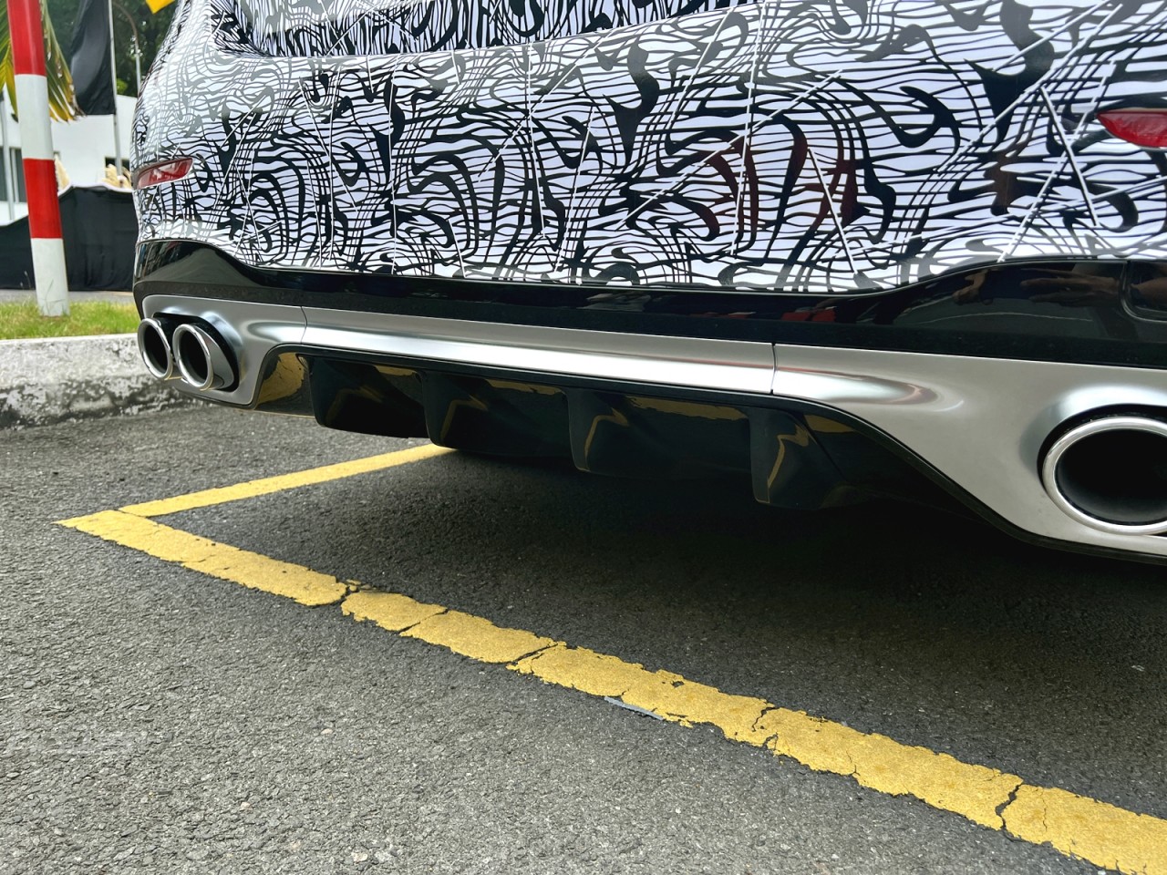 Cận cảnh xe hiệu năng cao Mercedes-AMG C43 4Matic đầu tiên lắp ráp tại Việt Nam