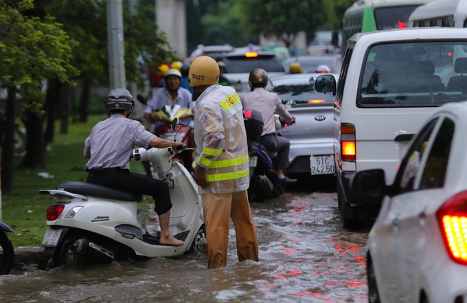 Tài xế ôtô chôn chân ở 'rốn' ngập Sài Gòn tai xe oto chon chan o ron ngap sai gon