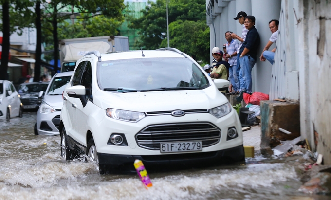 Tài xế ôtô chôn chân ở 'rốn' ngập Sài Gòn tai xe oto chon chan o ron ngap sai gon