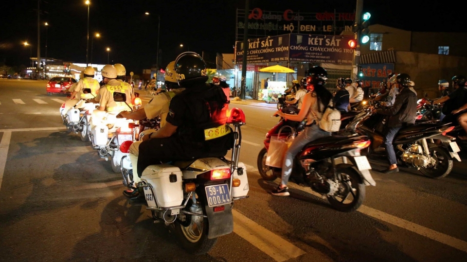 TP Hồ Chí Minh: CSGT vẫn tiếp tục kiểm tra người đi đường sau 21 giờ tp ho chi minh csgt van tiep tuc kiem tra nguoi di duong sau 21 gio