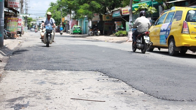TP Hồ Chí Minh: Hai phụ nữ nghĩa hiệp "vá" đường giúp dân