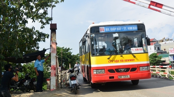 Hà Nội: Lạ lùng xe buýt mỗi lần qua cầu phải mở khóa