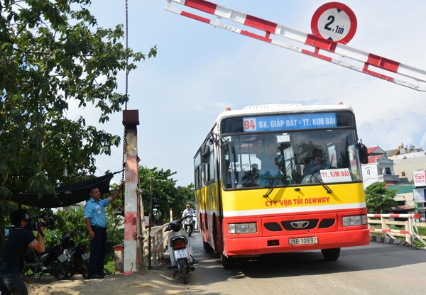 ha noi la lung xe buyt moi lan qua cau phai mo khoa