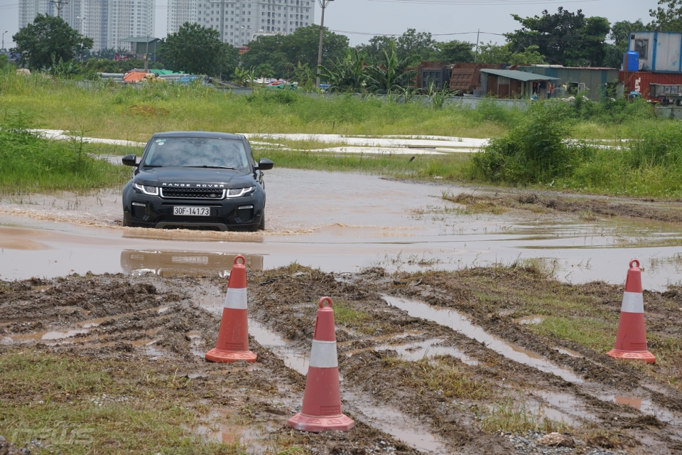 Thử cảm giác lội bùn với dàn xe địa hình Land Rover trị giá hơn 30 tỷ thu cam giac loi bun voi xe dia hinh cao cap land rover