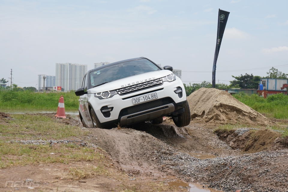 Thử cảm giác lội bùn với dàn xe địa hình Land Rover trị giá hơn 30 tỷ thu cam giac loi bun voi xe dia hinh cao cap land rover