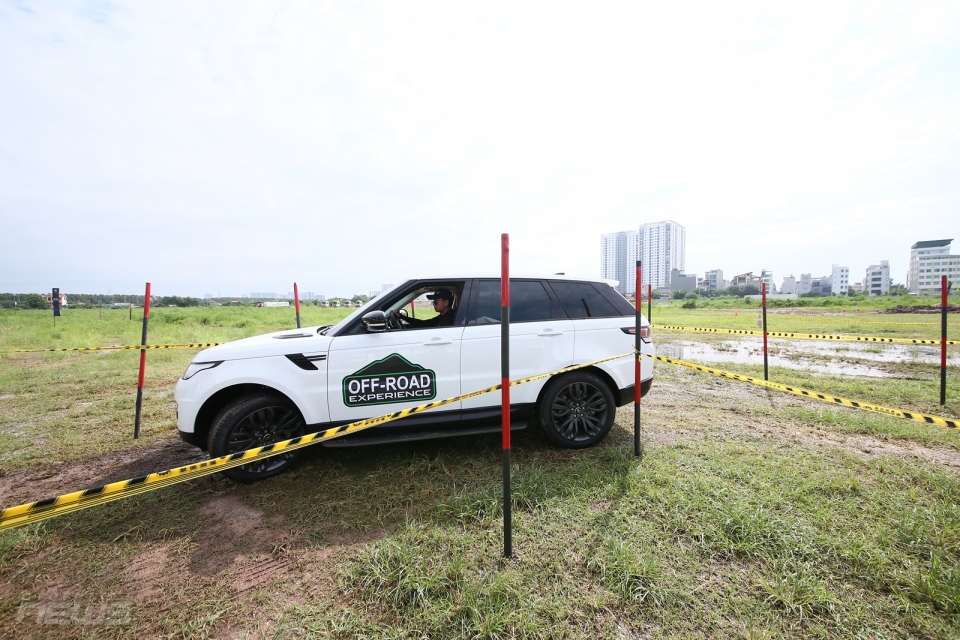 Thử cảm giác lội bùn với dàn xe địa hình Land Rover trị giá hơn 30 tỷ thu cam giac loi bun voi xe dia hinh cao cap land rover