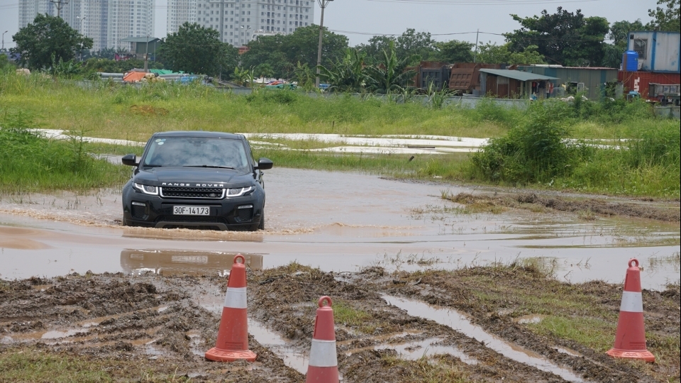 Thử cảm giác lội bùn với dàn xe địa hình Land Rover trị giá hơn 30 tỷ