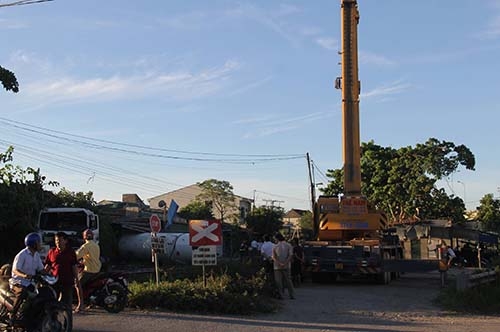 Tàu khách húc văng xe bồn chở gas, đường sắt tắc gần hai giờ tau khach huc vang xe bon cho gas duong sat tac gan hai gio