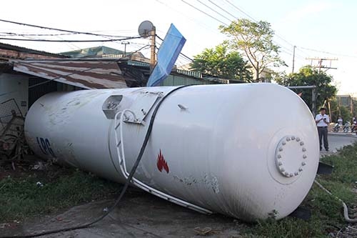 Tàu khách húc văng xe bồn chở gas, đường sắt tắc gần hai giờ tau khach huc vang xe bon cho gas duong sat tac gan hai gio