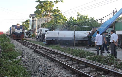Tàu khách húc văng xe bồn chở gas, đường sắt tắc gần hai giờ tau khach huc vang xe bon cho gas duong sat tac gan hai gio