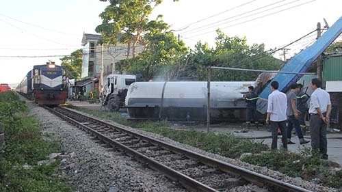 Tàu khách húc văng xe bồn chở gas, đường sắt tắc gần hai giờ