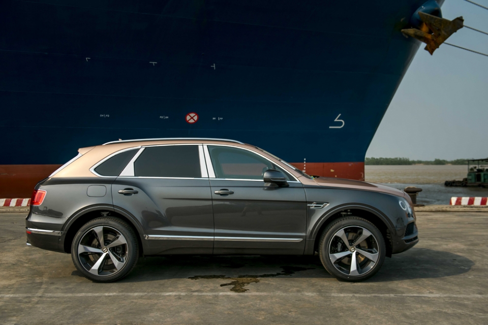 Hàng hiếm Bentley Bentayga phiên bản kỉ niệm 100 năm về Việt Nam bentley bentayga v8 phien ban 100 nam co mat tai viet nam