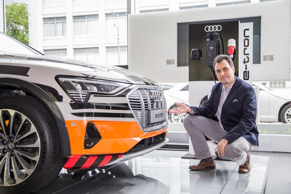 Ngắm Audi e-tron mẫu SUV chạy hoàn toàn bằng điện ngam audi e tron mau suv chay hoan toan bang dien