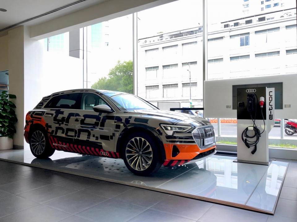 Ngắm Audi e-tron mẫu SUV chạy hoàn toàn bằng điện ngam audi e tron mau suv chay hoan toan bang dien