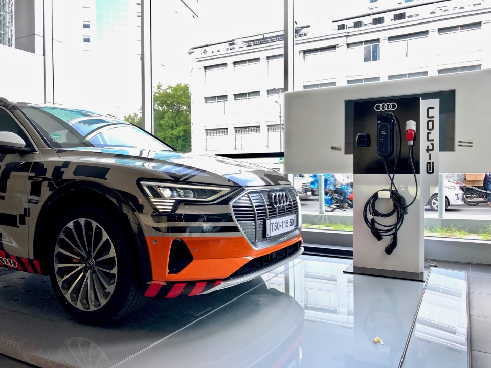 Ngắm Audi e-tron mẫu SUV chạy hoàn toàn bằng điện ngam audi e tron mau suv chay hoan toan bang dien