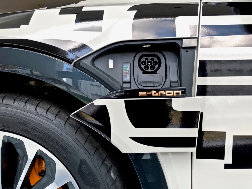 Ngắm Audi e-tron mẫu SUV chạy hoàn toàn bằng điện ngam audi e tron mau suv chay hoan toan bang dien