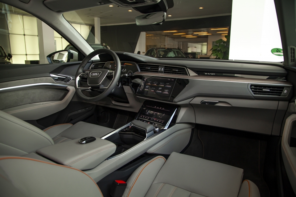 Ngắm Audi e-tron mẫu SUV chạy hoàn toàn bằng điện ngam audi e tron mau suv chay hoan toan bang dien