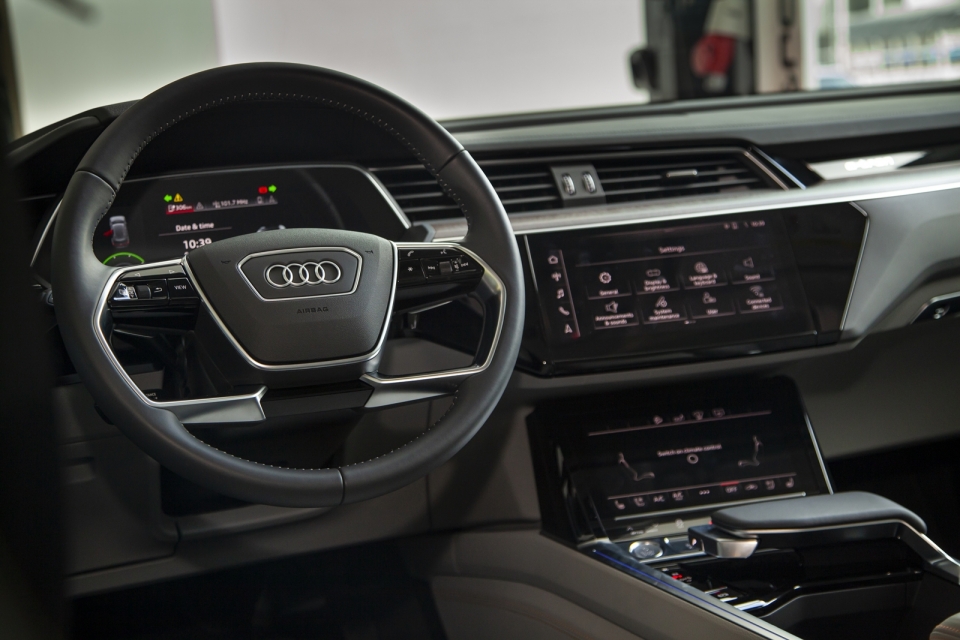 Ngắm Audi e-tron mẫu SUV chạy hoàn toàn bằng điện ngam audi e tron mau suv chay hoan toan bang dien