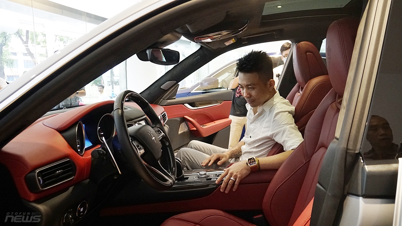 Minh Nhựa lái 'thần gió' Pagani Huayra đội mưa đi mua SUV mới minh nhua lai than gio pagani huayra doi mua di mua suv moi