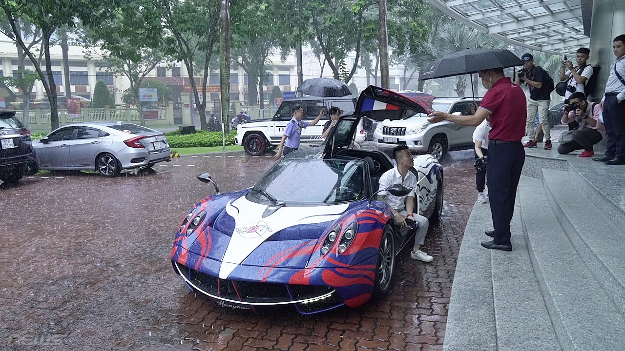 Minh Nhựa lái 'thần gió' Pagani Huayra đội mưa đi mua SUV mới minh nhua lai than gio pagani huayra doi mua di mua suv moi