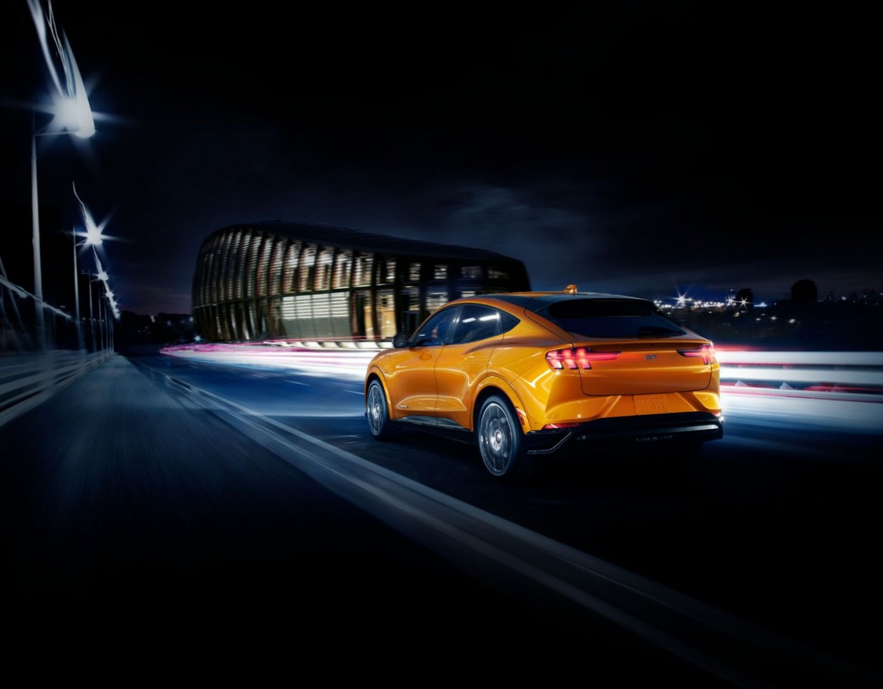 ford mustang mach e 2021 co them mau son moi noi bat