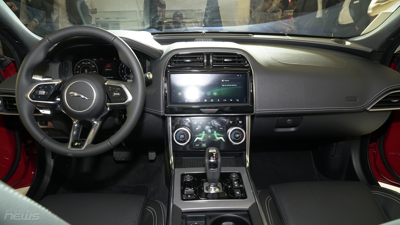 jaguar xe va land rover discovery sport hoan toan moi co mat tai viet nam